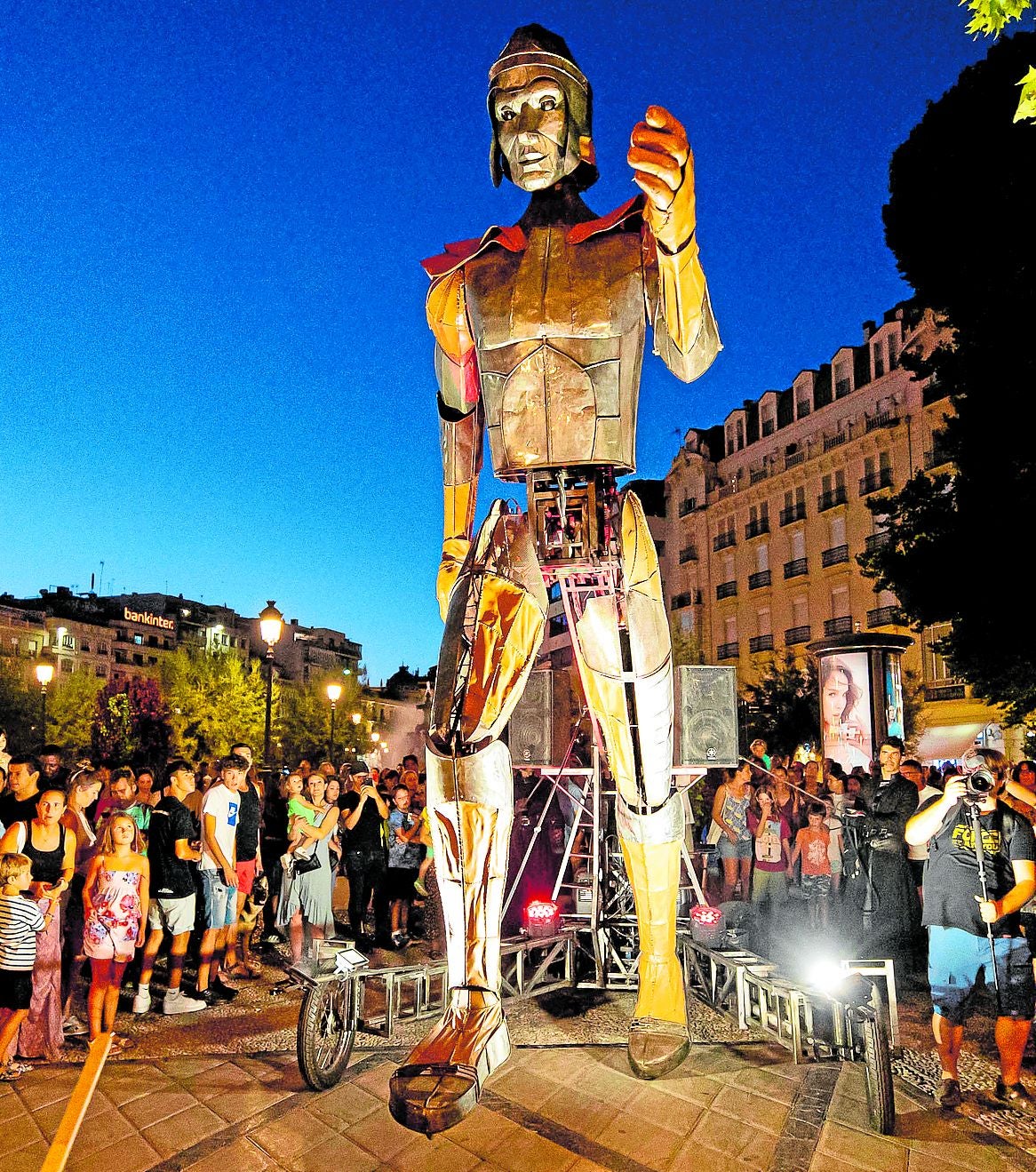 Un Aquiles gigante inaugura el Festival de Circo y Artes Urbanas en la plaza de las Batallas.