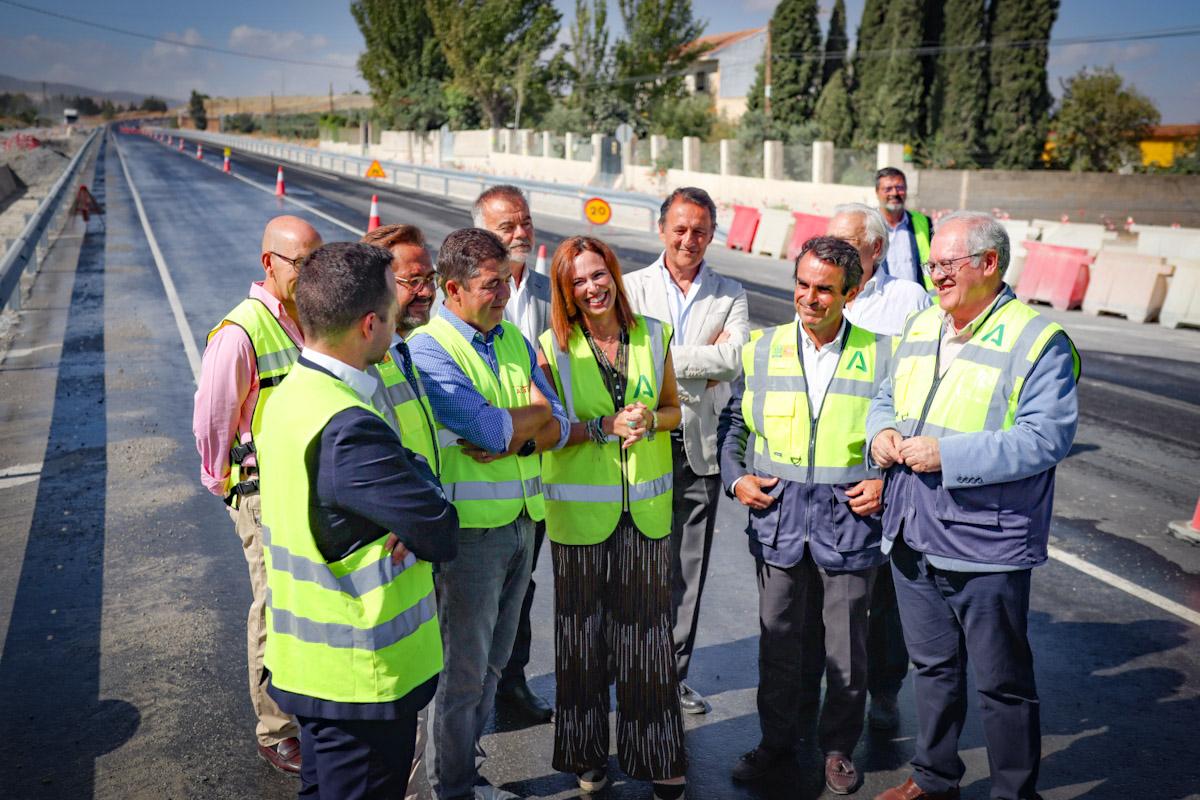 La consejera de Fomento, Rocío Díaz, acompañada por el delegado del Gobierno andaluz en Granada, el delegado provincial de Fomento, el viceconsejero y responsables empresariales de Citai en la visita a la carretera.