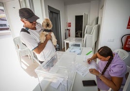 Votación. El vecino Paco Lahoz participa en la consulta popular de Cijuela con su perrita Cloe.