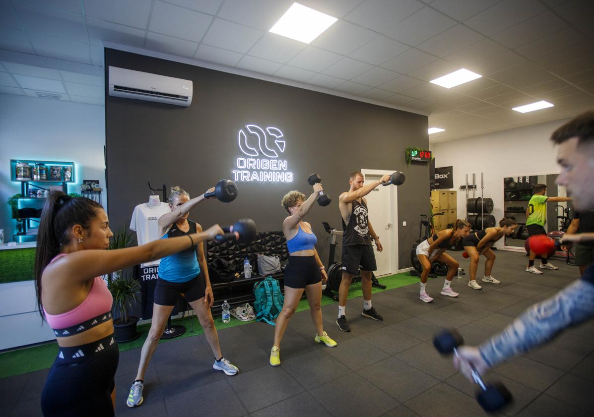 Imagen principal - El atleta de crossfit que está poniendo en forma a la Costa de Granada