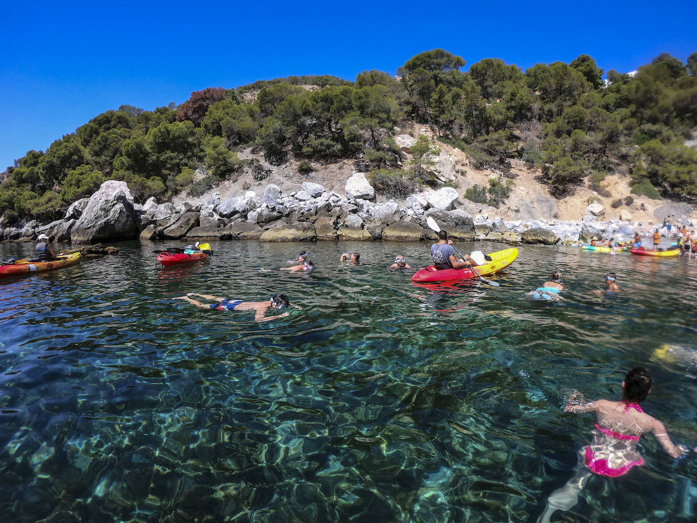 El kayak se pone de moda en la Costa Tropical