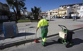 Operario de la limpieza en Motril.