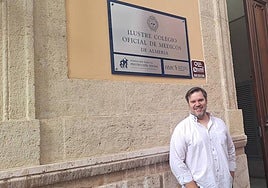Francisco Peña, ante la sede del Colegio Oficial de Médicos de Almería.