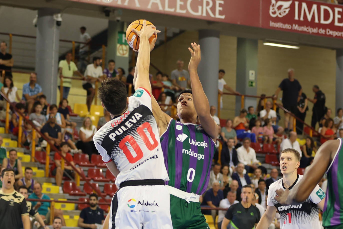 Tapón de Edgar Vicedo a Tyson Pérez en Córdoba.