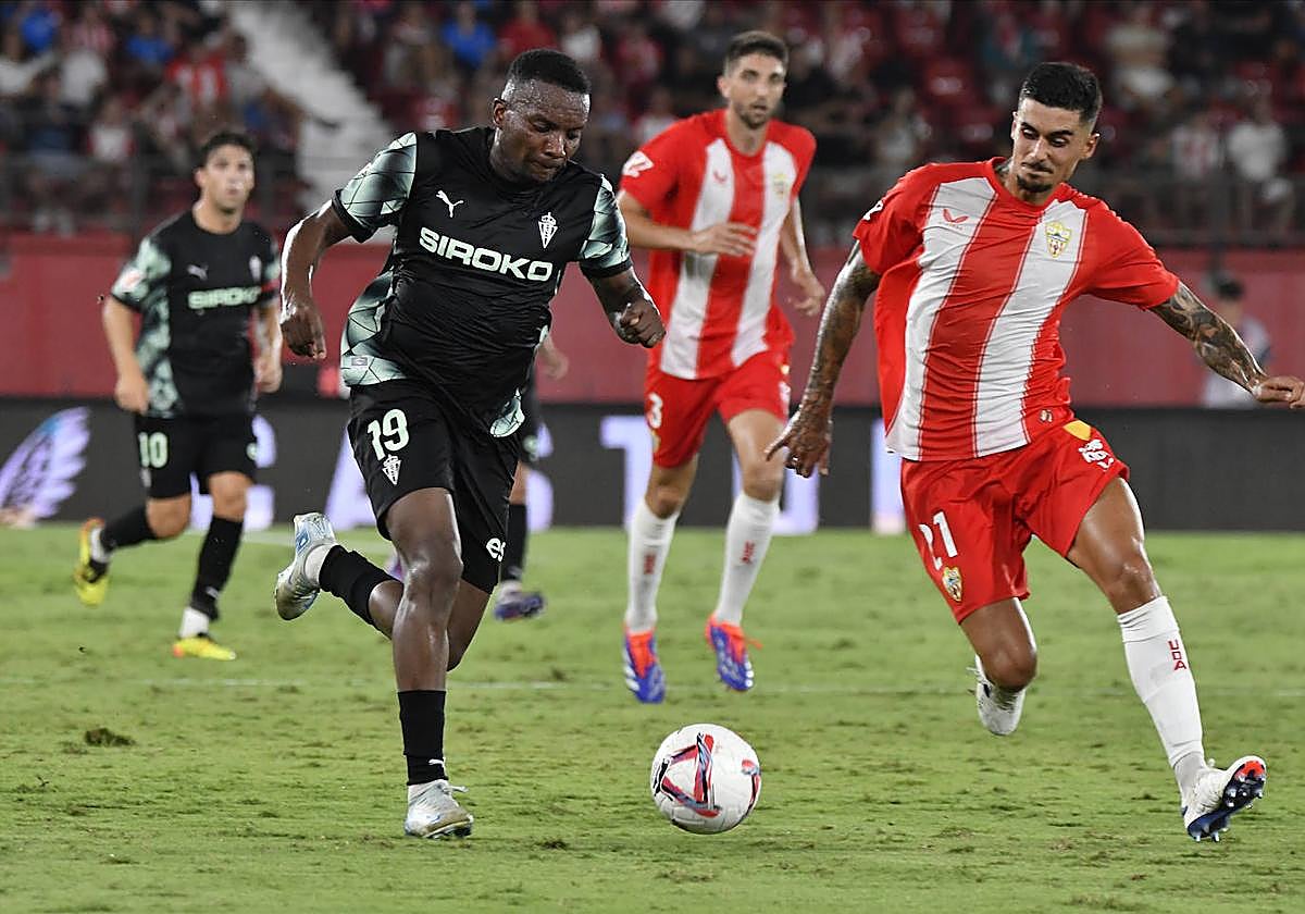 Chumi trata de evitar la escapada de Juan Otero.