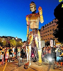 Un Aquiles gigante inaugura el Festival de Circo y Artes Urbanas en la plaza de las Batallas.