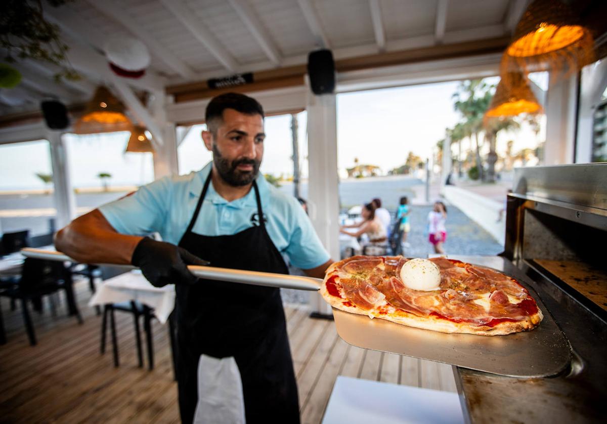 Un profesional en un chiringuito de la Costa Tropical.