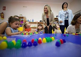 La alcaldesa de Granada, Marifrán Carazo, y la delegada de Desarrollo Educativo, María José Martín, en la escuela infantil Cristo de la Yedra.