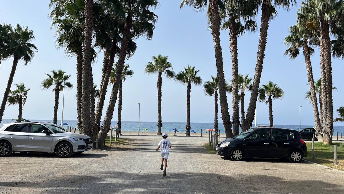 La bolsa de aparcamiento de Playa Granada, frente al chiringuito Bonobo, se convertirá en un gran parque el próximo verano.