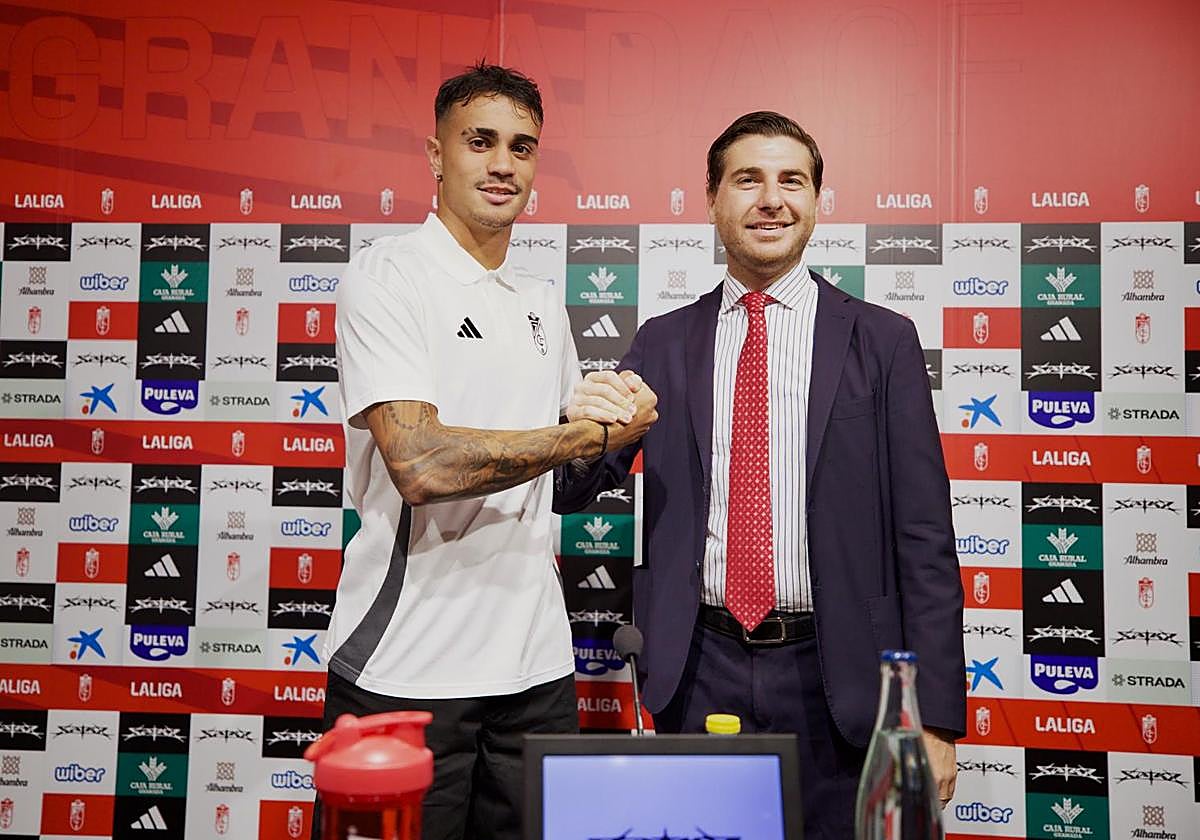 Reinier Jesus, presentado como nuevo futbolista del Granada junto a Matteo Tognozzi.