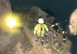 Bomberos rescatando al ciclista herido en el Geoparque.