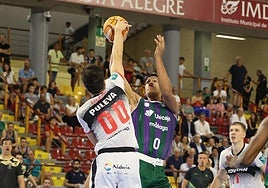 Tapón de Edgar Vicedo a Tyson Pérez en Córdoba.