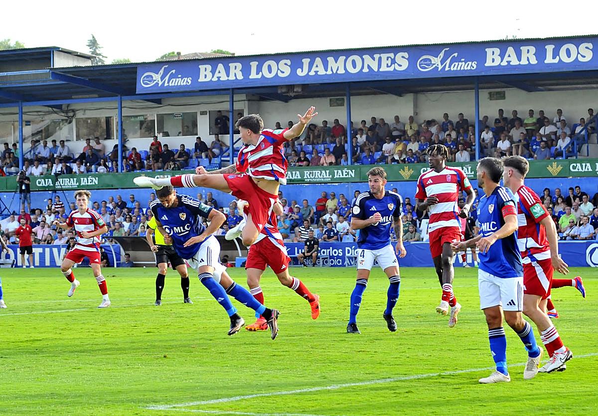 Hasta ahora la afición solo ha conocido la primera equipación y llamó la atención la ausencia del león de Cástulo