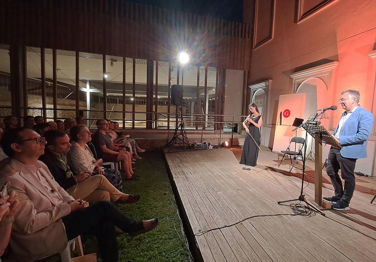 Acto del ciclo de Poesía en el jardín del 3 de septiembre.