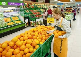 Imagen de archivo de una trabajadora en un supermercado