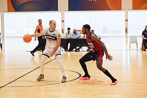 Jonathan Rousselle maneja el balón en un ataque del Covirán.