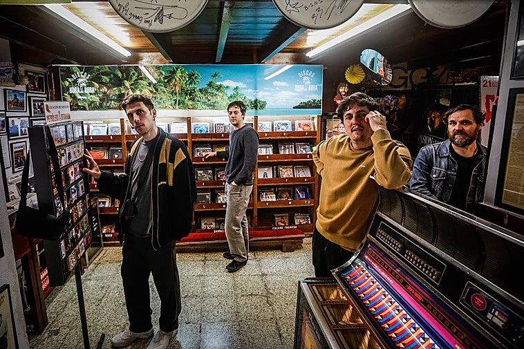 Actores de la película 'Segundo premio' en la tienda de discos Bora Bora.