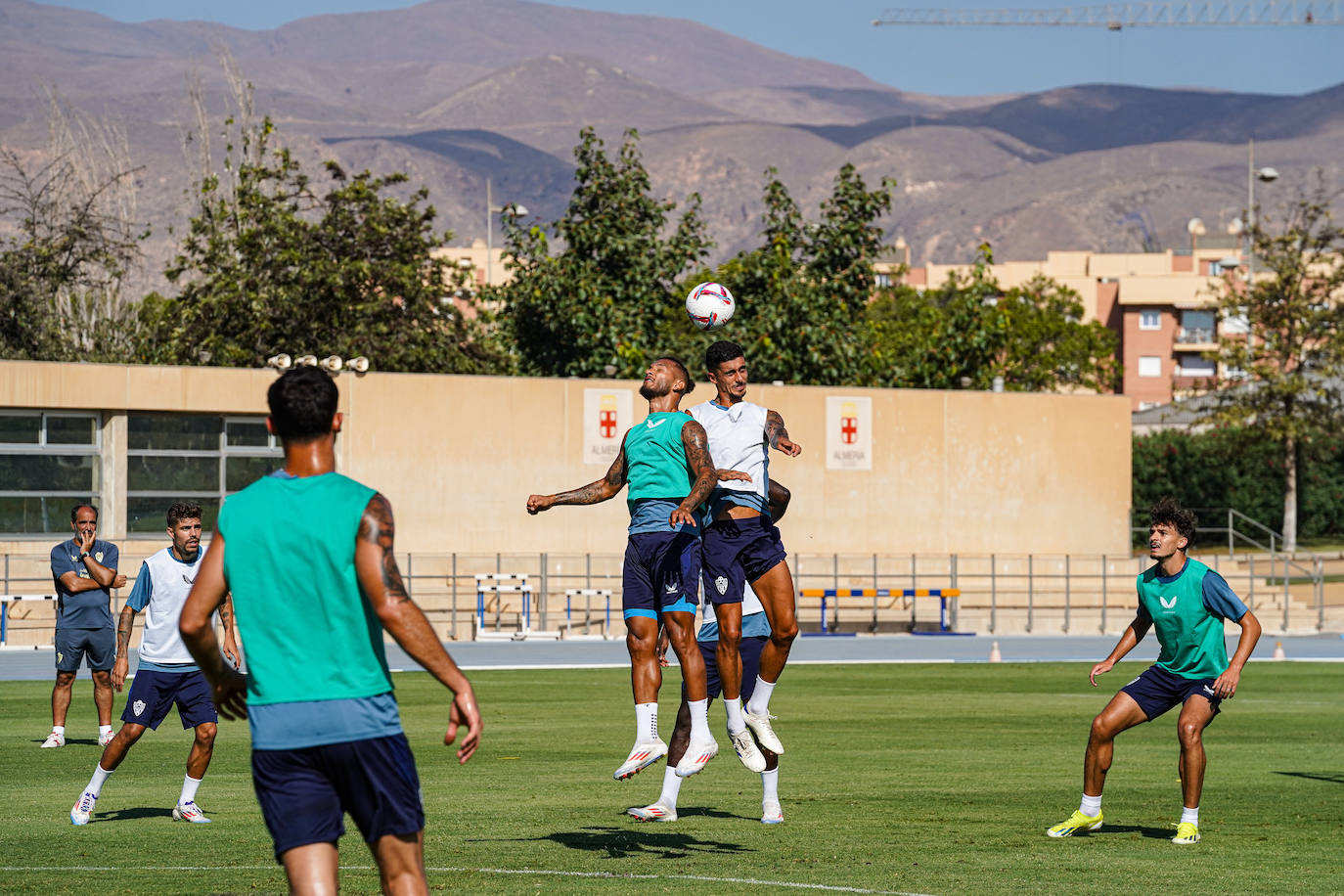 El Almería deja que los niños... y los mayores se acerquen