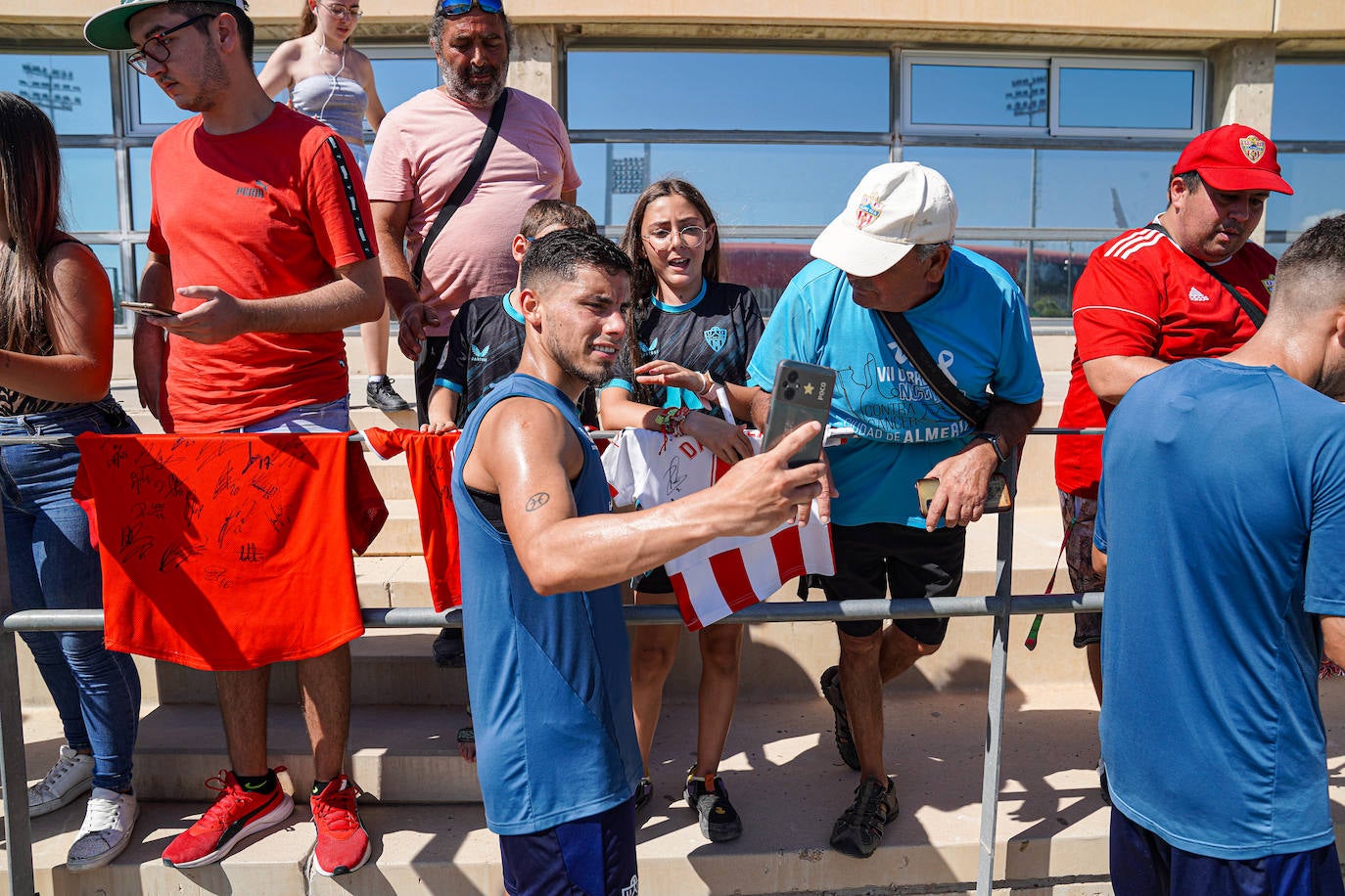 El Almería deja que los niños... y los mayores se acerquen