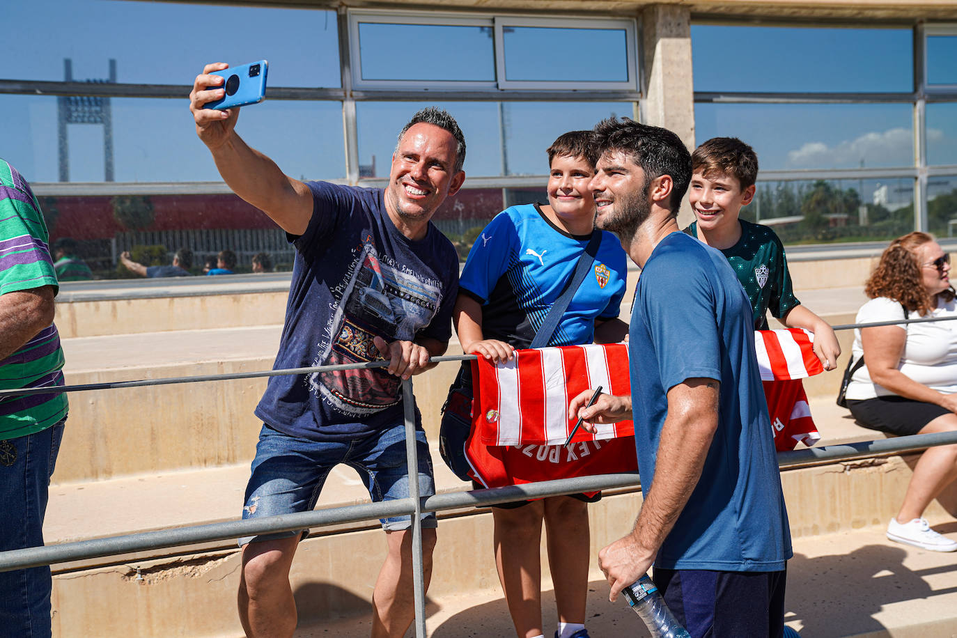 El Almería deja que los niños... y los mayores se acerquen
