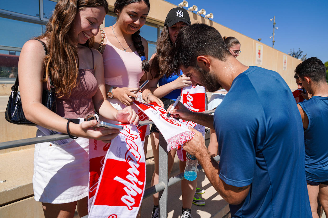 El Almería deja que los niños... y los mayores se acerquen
