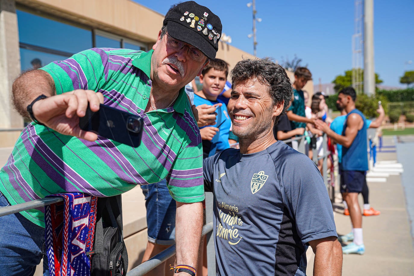 El Almería deja que los niños... y los mayores se acerquen