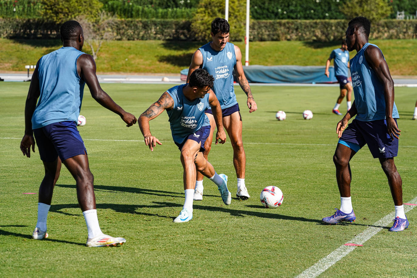 El Almería deja que los niños... y los mayores se acerquen