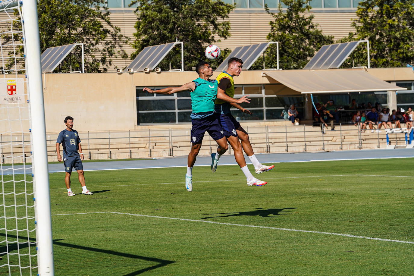 El Almería deja que los niños... y los mayores se acerquen