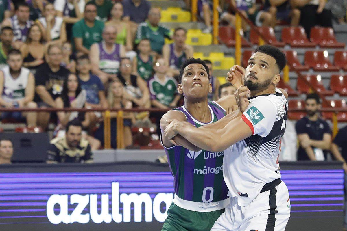 Amine Noua pelea por la posición en la pintura con Tyson Pérez.