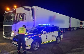 Intervención de agentes de la Guardia Civil con el mega-camión paralizado.