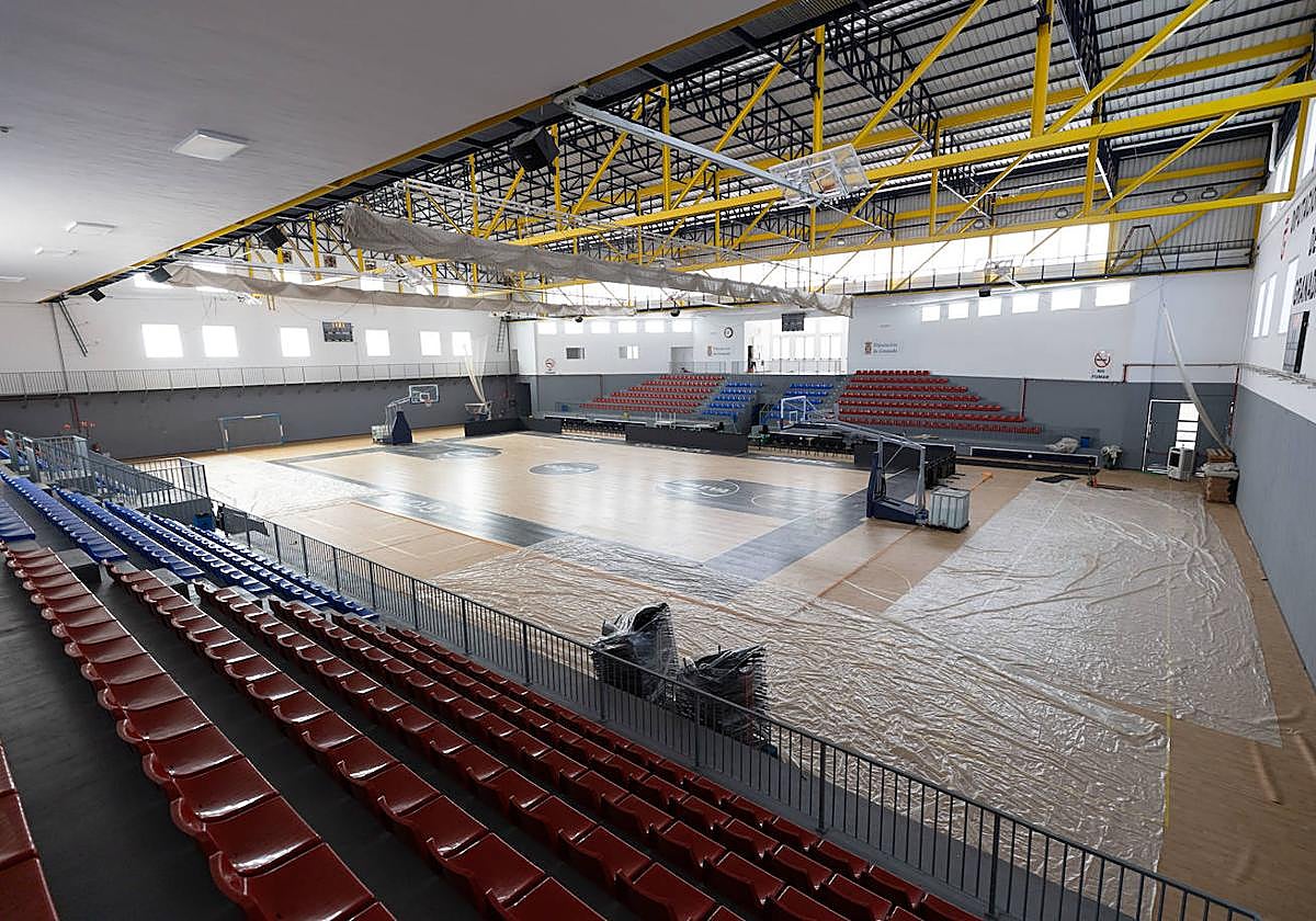 El suelo del pabellón cubierto dejará de tener imperfecciones para tener parqué y ser apto para grandes competiciones.