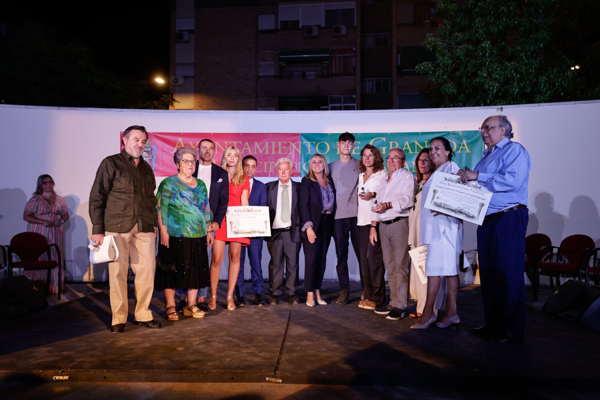 Imagen de los premiados con los gorriones de plata acompañados de vecinos y autoridades.