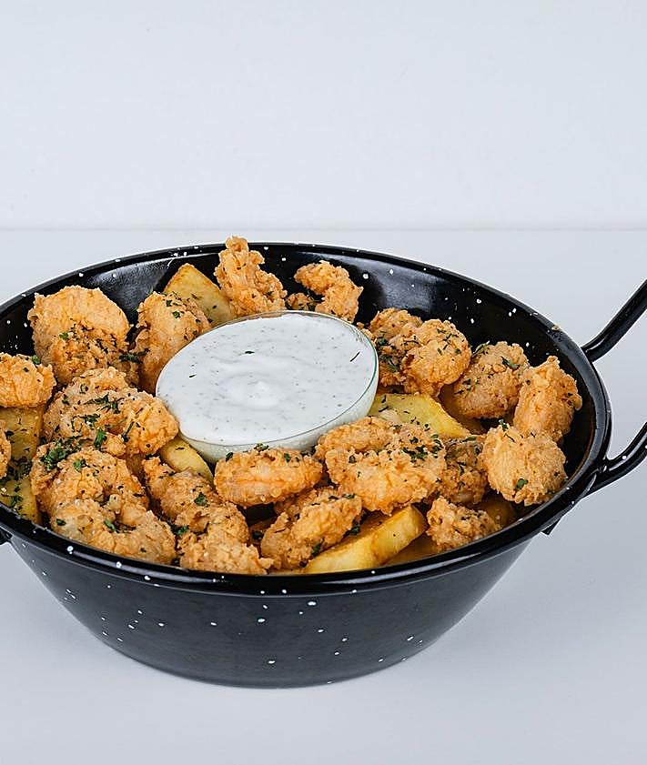 Imagen secundaria 2 - El bar de Granada que arrasa con sus tapas y raciones «gigantes»