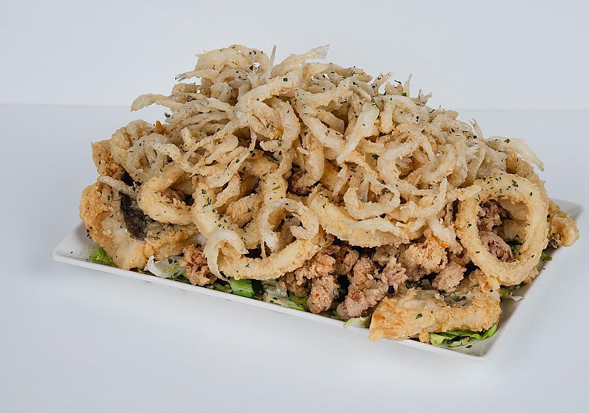 Imagen principal - El bar de Granada que arrasa con sus tapas y raciones «gigantes»