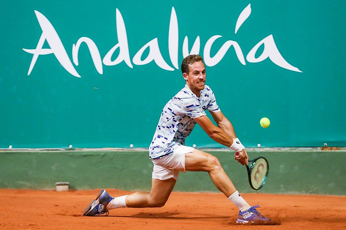 Roberto Carballés devulve la bola con un revés a dos manos en Sevilla.