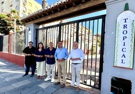 El presidente provincial, Francis Rodríguez, el diputado Nicolás Navarro y el alcalde de Almuñécar, Juan José Ruiz Joya, en las actuales instalaciones.