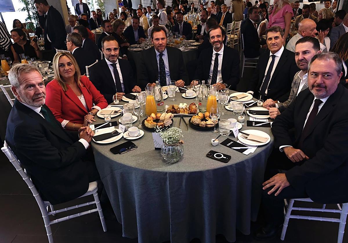 Las imágenes del desayuno informativo de IDEAL con Óscar Puente