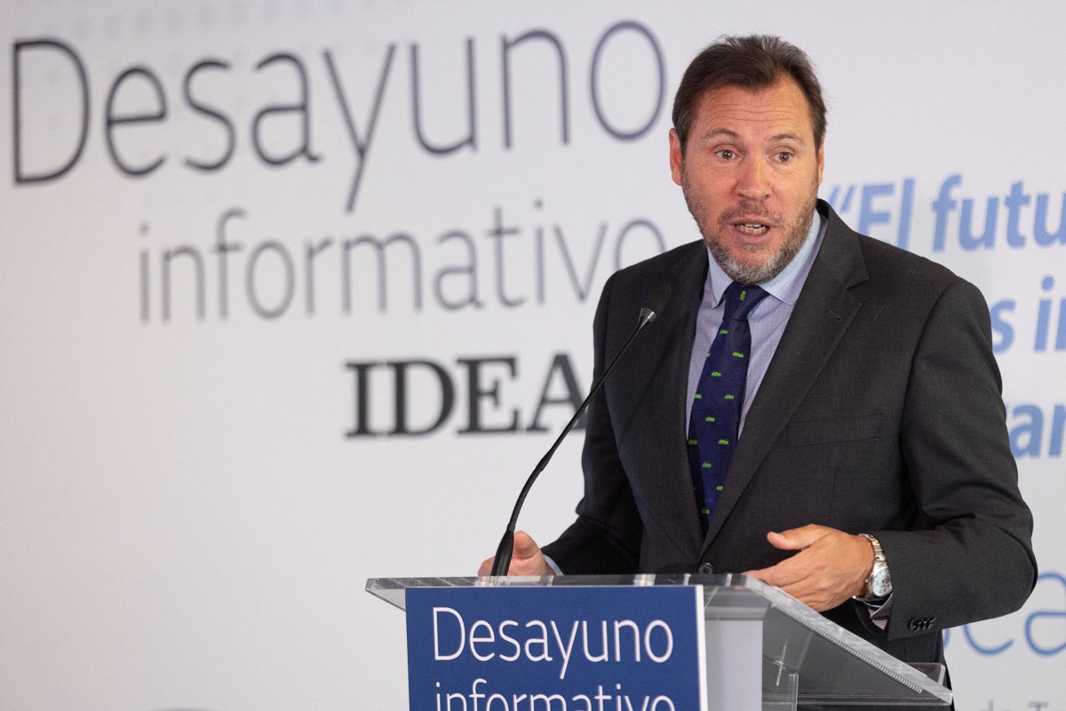 Las imágenes del desayuno informativo de IDEAL con Óscar Puente