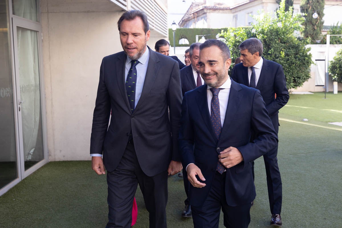 Las imágenes del desayuno informativo de IDEAL con Óscar Puente