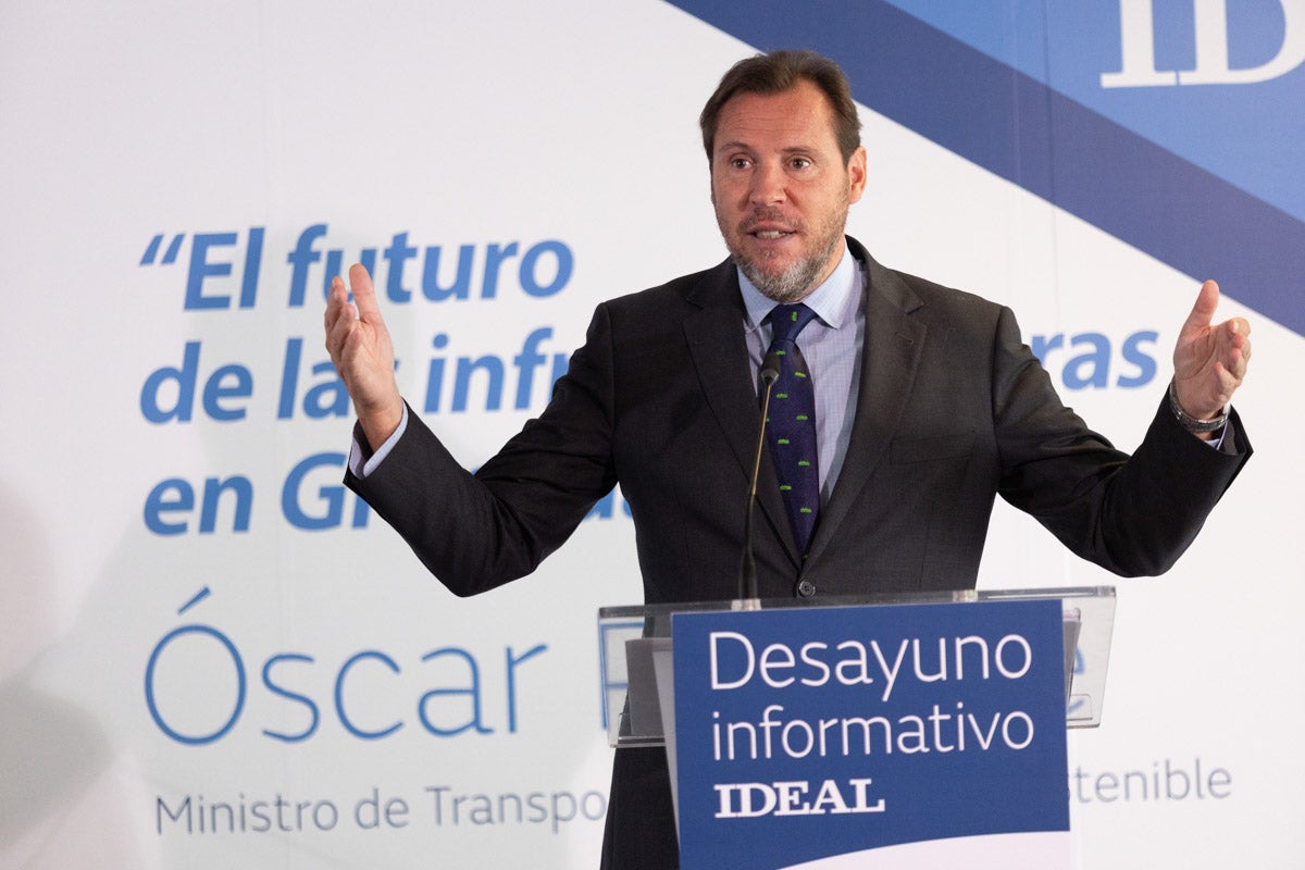 Las imágenes del desayuno informativo de IDEAL con Óscar Puente