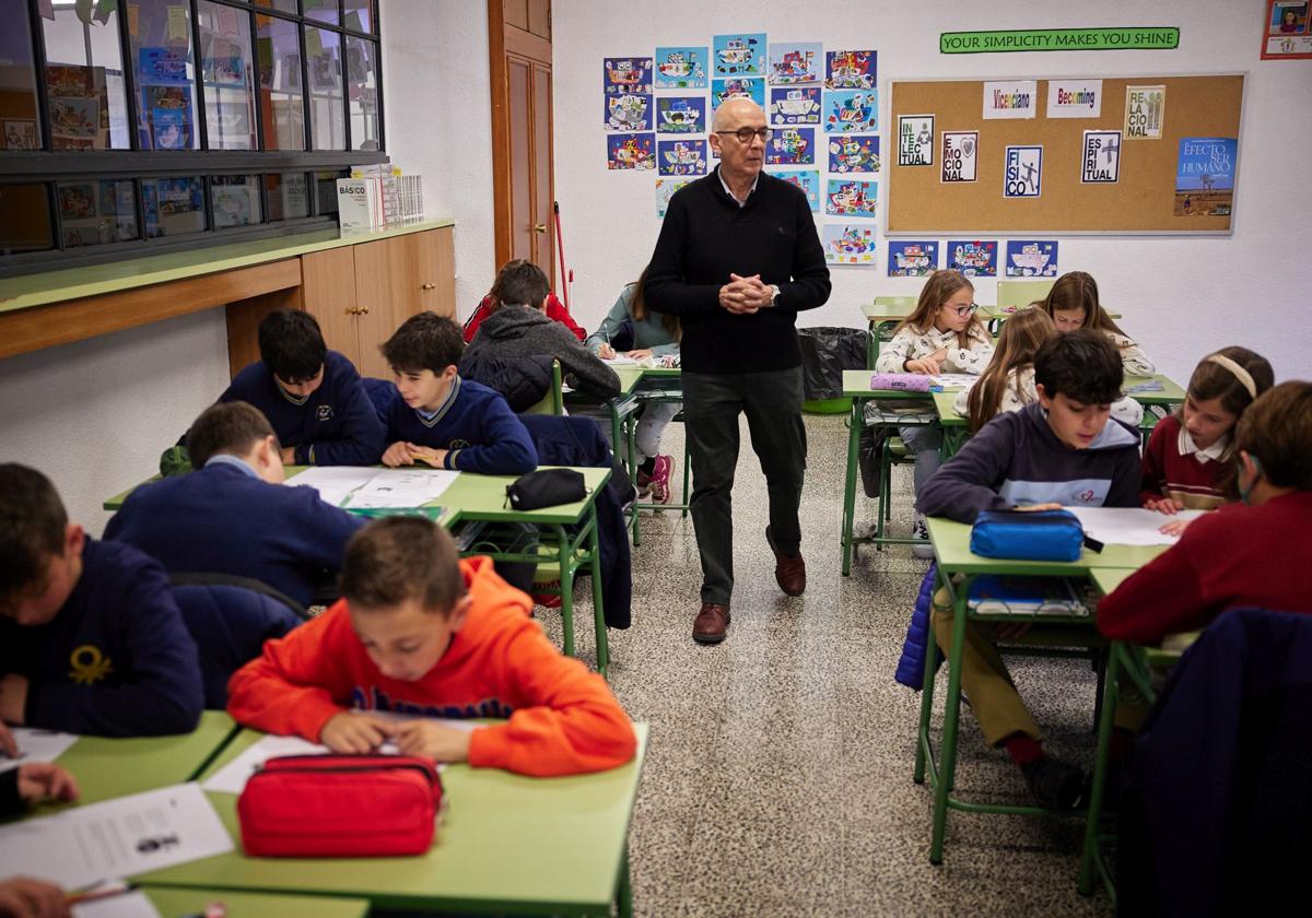 Un maestro imparte clase a sus alumnos.