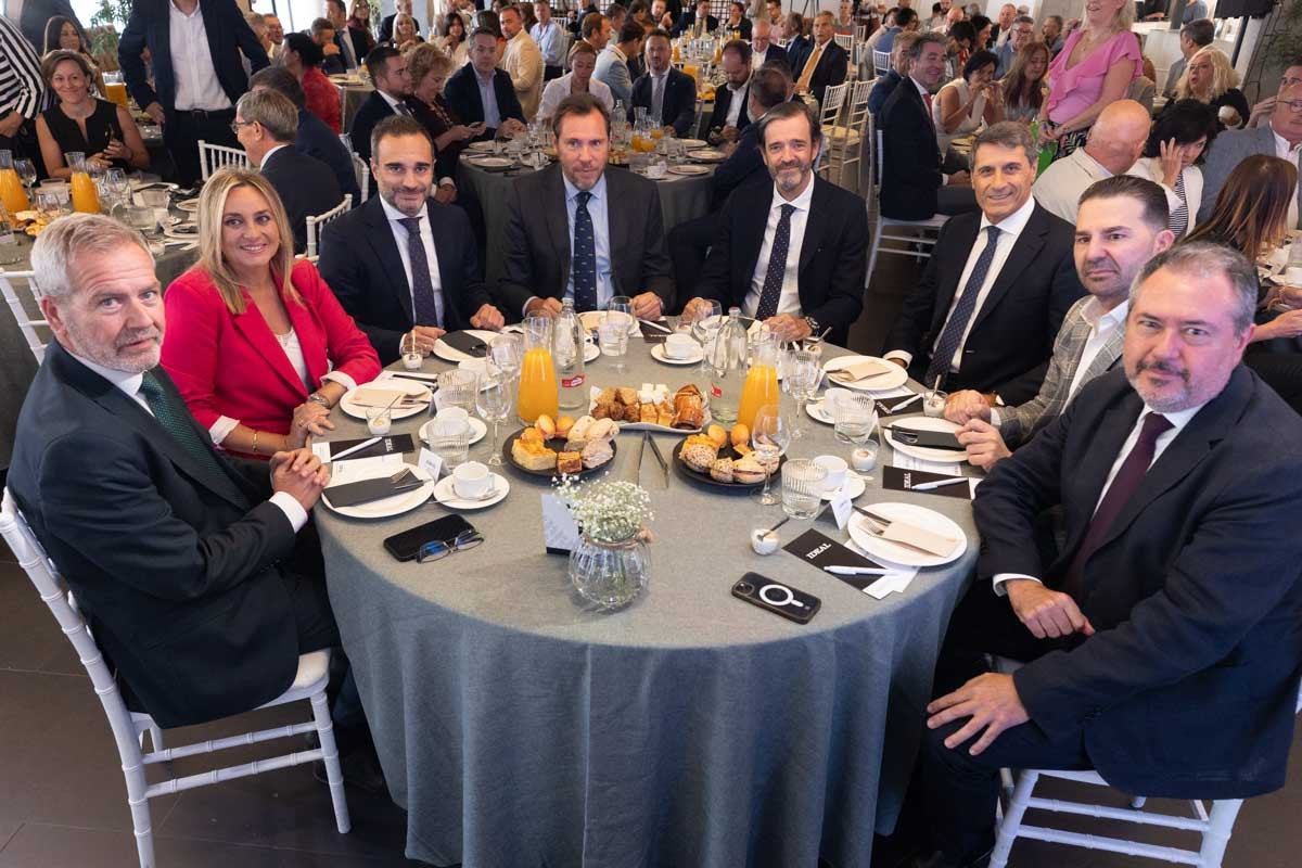 Las imágenes del desayuno informativo de IDEAL con Óscar Puente