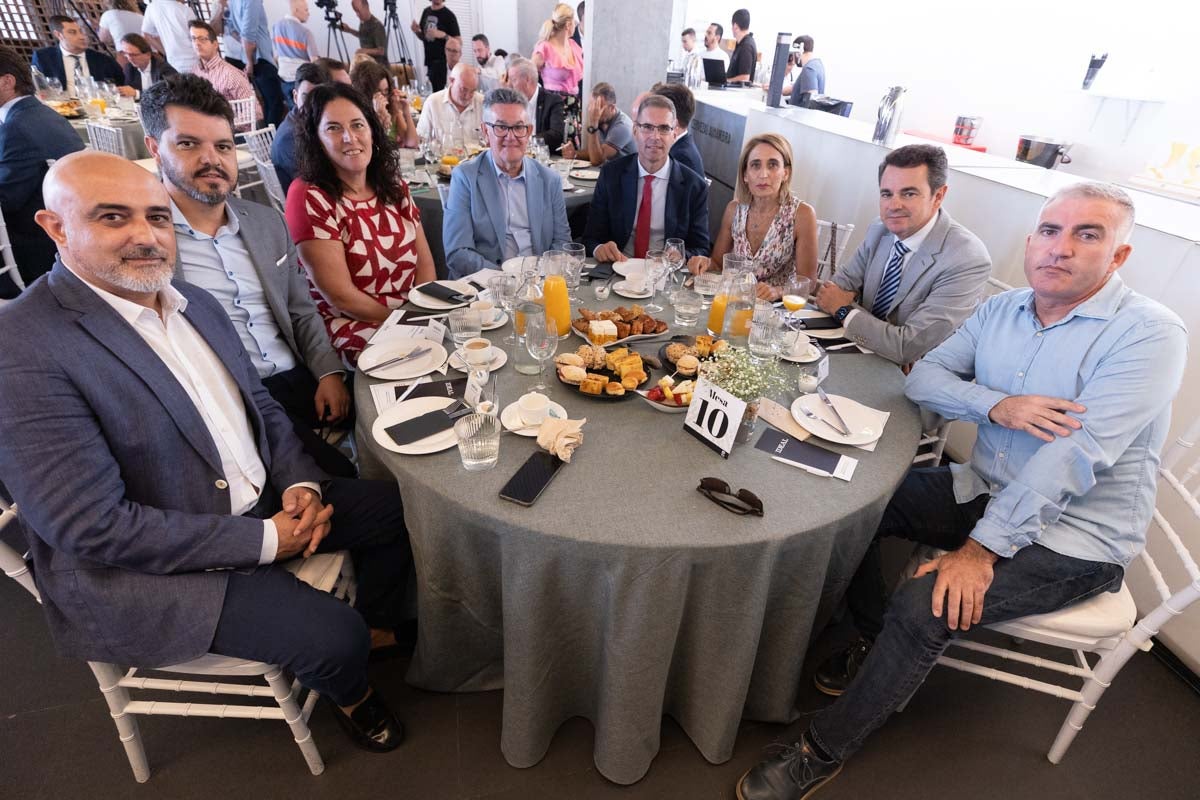 Las imágenes del desayuno informativo de IDEAL con Óscar Puente