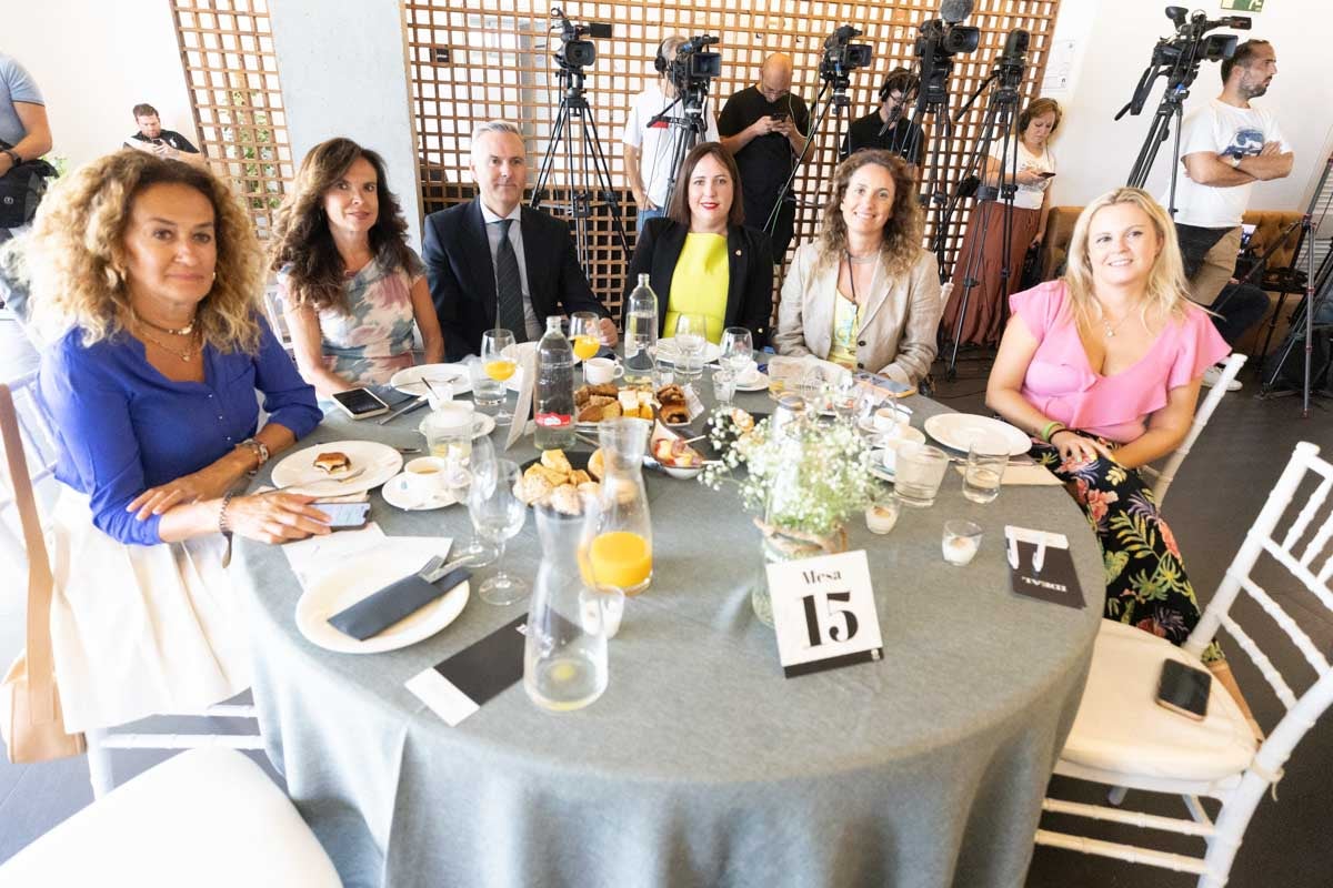 Las imágenes del desayuno informativo de IDEAL con Óscar Puente