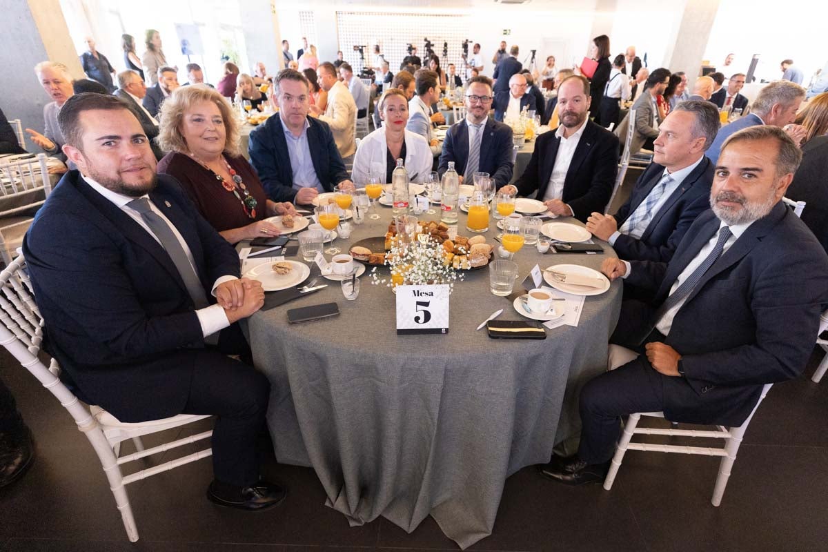 Las imágenes del desayuno informativo de IDEAL con Óscar Puente