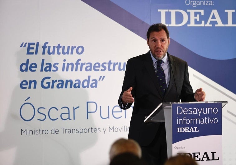 El ministro de Transportes, Óscar Puente, en el desayuno informativo de IDEAL.