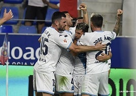 Pablo Vázquez, ex del Granada, se abraza con sus compañeros.