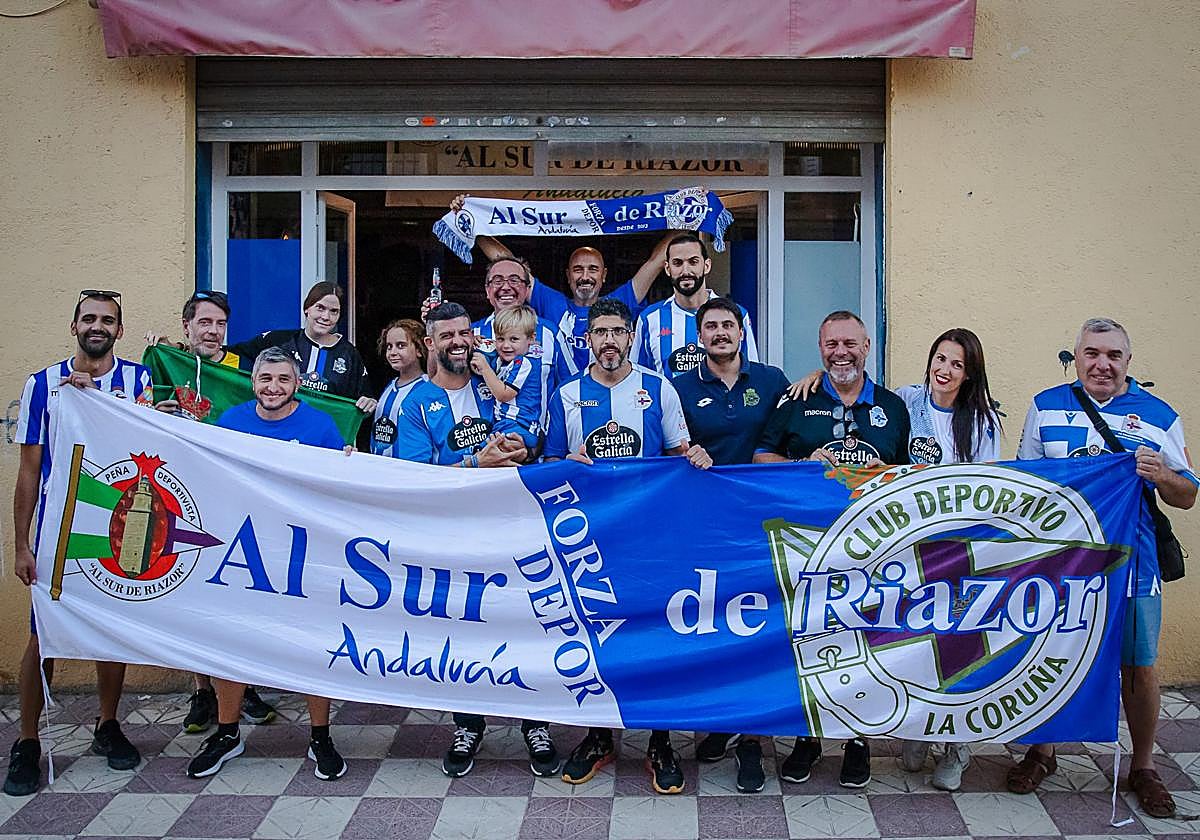 La peña granadina del Deportivo, en su sede.