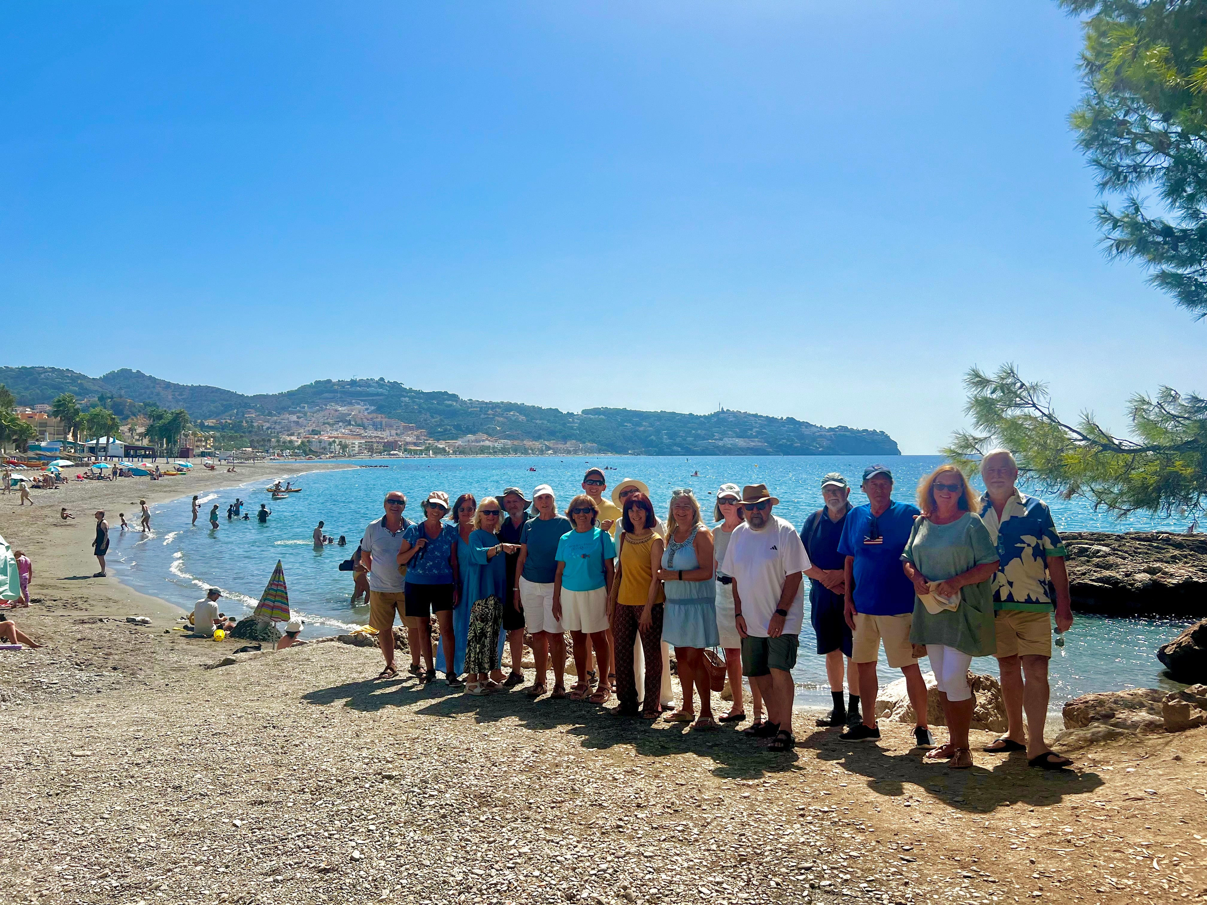 Los residentes posan junto a la playa de La Herradura.