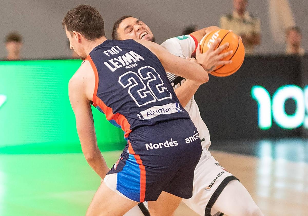 Una acción del partido entre el Covirán y el Leyma Coruña en el pabellón Diputación de Armilla.